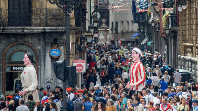 Concentración de gigantes y cabezudos, este domingo con motivo de la Aste Nagusia o Semana Grande de Bilbao. Bilbao despide este domingo la Aste Nagusia "más participativa y multitudinaria" de las celebradas hasta la fecha, ya que más de 1,8 millones de personas han disfrutado de nueve días de fiesta en los que la "diversión" y el "respeto" han sido los "verdaderos protagonistas". EFE/Javier Zorrilla
