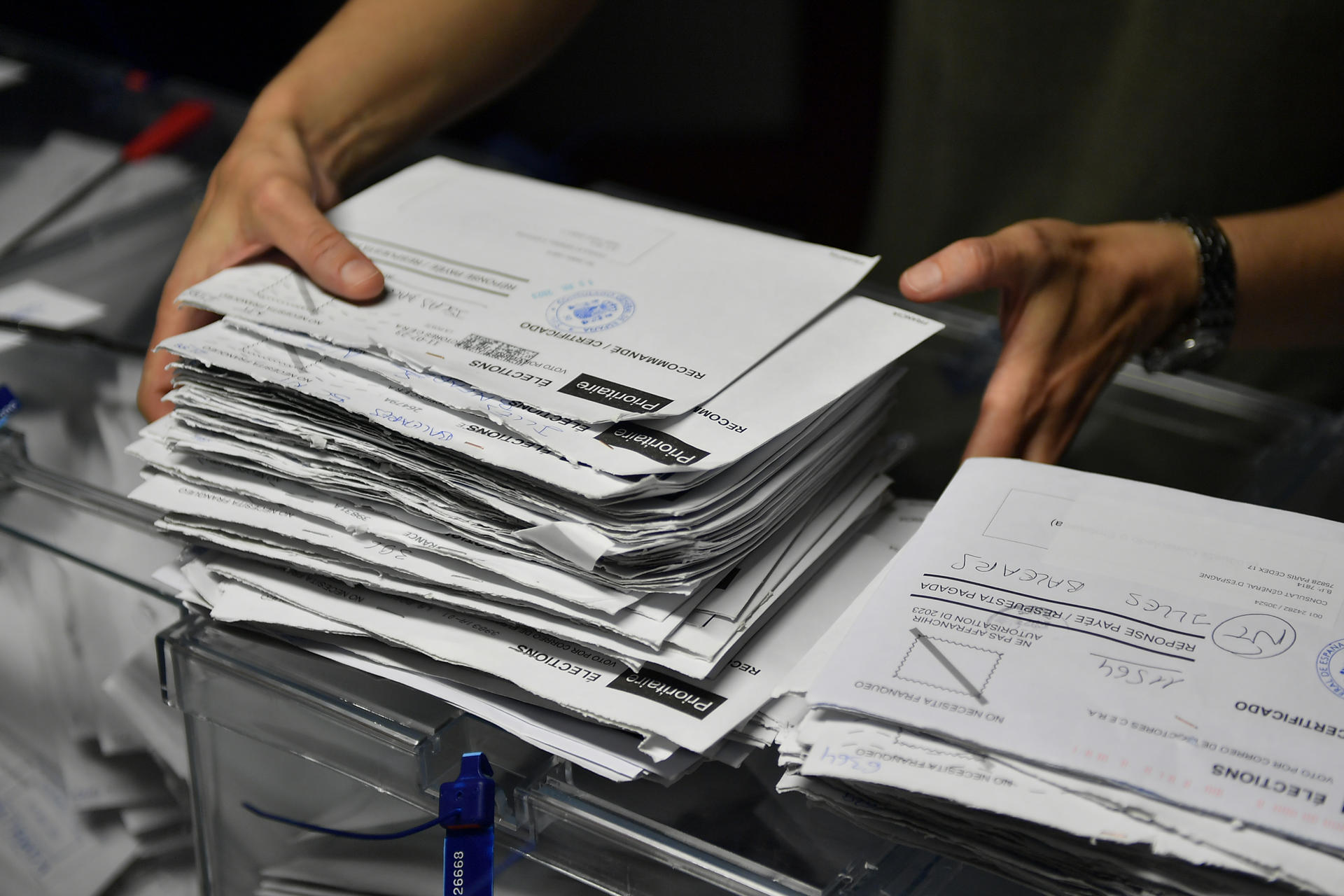 Imagen de archivo del recuento de votos emitidos por los residentes en el extranjero para las elecciones generales el pasado 23 de julio. EFE/ Miquel A. Borràs
