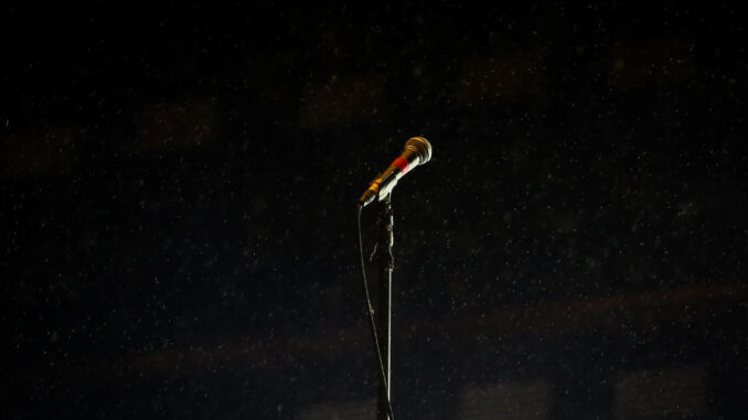 Fotografía de archivo de un micrófono antes de un concierto. EFE/Fernando Bizerra Jr.
