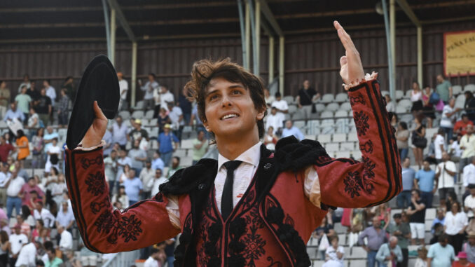 El diestro peruano Andrés Roca Rey, que cortó cuatro orejas, sale por la puerta grande tras la corrida goyesca de la feria de San Antolín, hoy jueves en Palencia. EFE/ Almudena Álvarez
