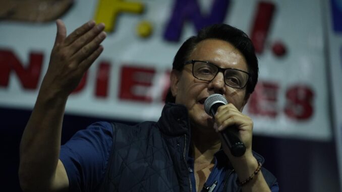 El candidato presidencial Fernando Villavicencio durante el mitin de campaña, minutos antes de ser asesinado en Quito, Ecuador, el 9 de agosto de 2023. EFE/STR
