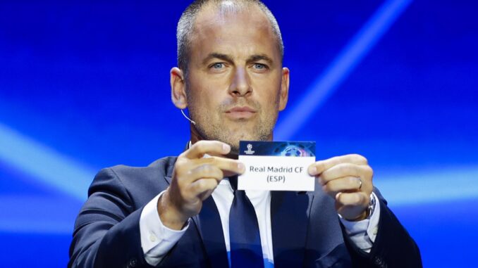 Joe Cole muestra la papeleta del Real Madrid. EFE/EPA/GUILLAUME HORCAJUELO
