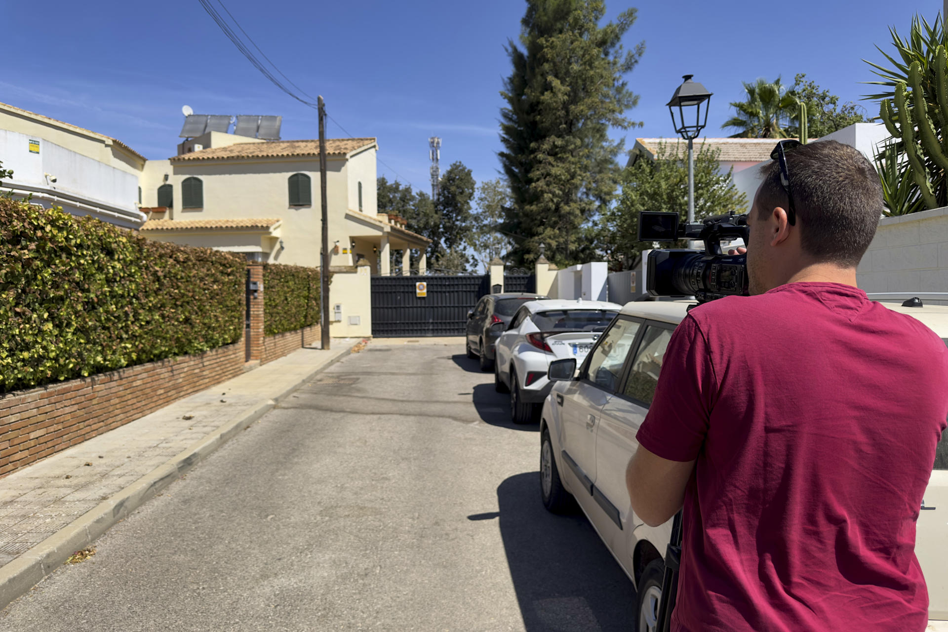 La Policía Judicial de la Guardia Civil ha abierto una investigación para esclarecer el asalto del que ha sido objeto la casa de la cantante María del Monte, en la localidad de Gines (Sevilla), con ella en su interior, a manos de unos encapuchados. EFE/David Arjona
