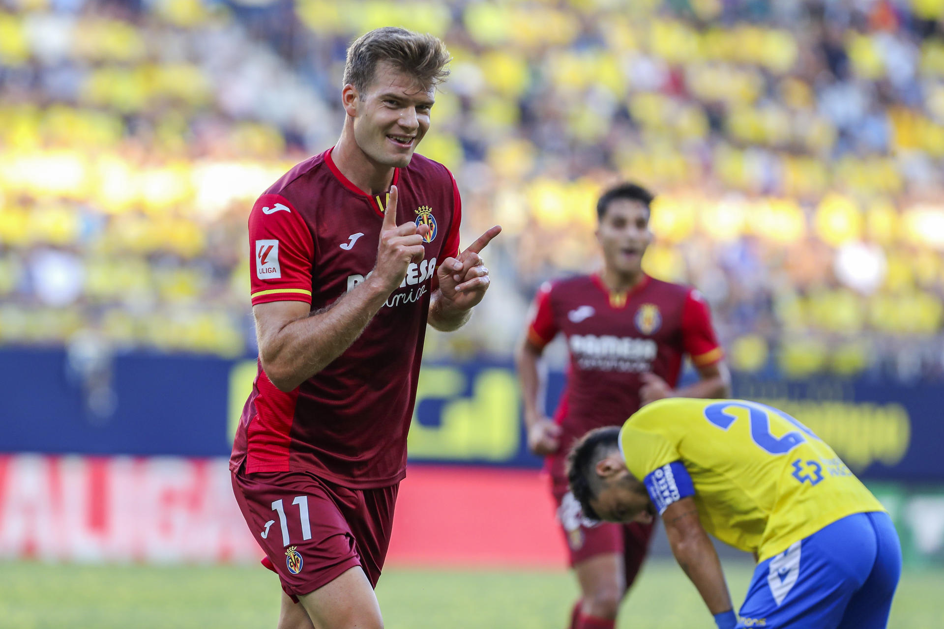 El delantero noruego del Villarreal CF Alexander Sørloth marca el primer tanto para su equipo durante el partido de LaLiga EA Sports que enfrenta al Cádiz CF y al Villarreal CF en el estadio Nuevo Mirandilla (Cádiz). EFE/Román Ríos
