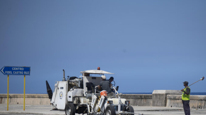 Trabajadores pintan hoy las señales de tránsito en el Malecón, vía por la que pasarán las delegaciones de la Cumbre del G77 + China, en La Habana (Cuba). EFE/Yander Zamora
