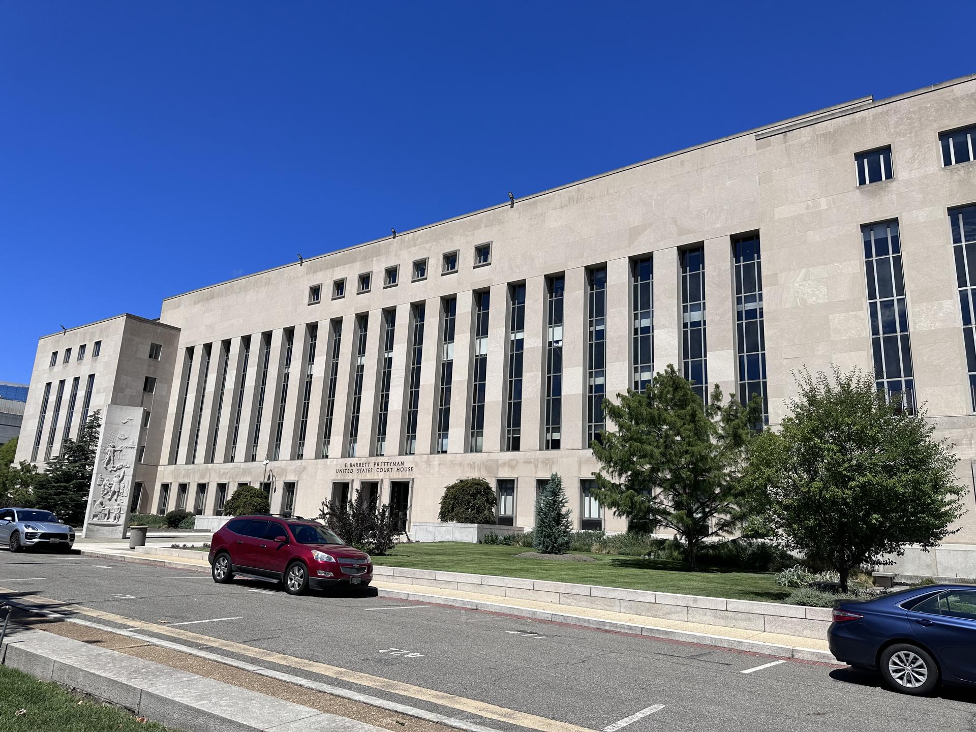 Vista de la fachada del edificio E. Barrett Prettyman del Tribunal Federal donde se celebró el juicio contra un líder de los Proud Boys en Washington, EE.UU., el 31 de agosto de 2023. EFE/Octavio Guzmán
