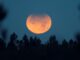 Imagen de archivo de un eclipse parcial de luna. EFE/Lavandeira Jr.