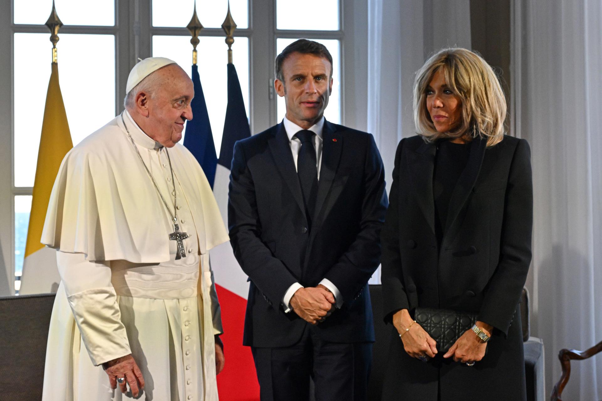 El papa Francisco se reúne con el presidente francés, Emmanuel Macron, y su esposa Brigitte, en el Palais du Pharo de Marsella, Francia, el 23 de septiembre de 2023. EFE/EPA/ANDREAS SOLARO/ POOL
