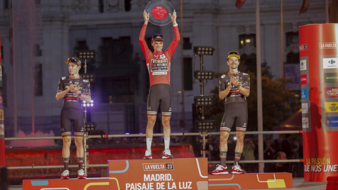 Los ciclistas del Jumbo Visma, el estadounidense Sepp Kuss (c), el danés Jonas Vingegaard (i) y el esloveno Primoz Roglic, durante la entrega de los trofeos como primero, segundo y tercer clasificados respectivamente de la clasificación general de la Vuelta Ciclista a España, que ha finalizado en Madrid. EFE/Manu Bruque.
