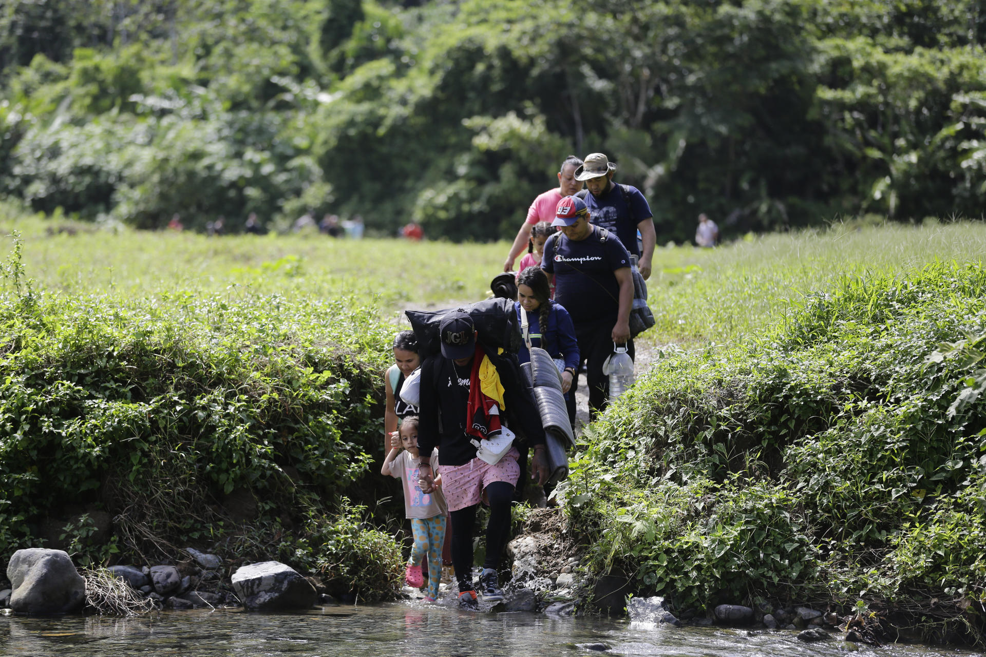 Una familia de migrantes camina, el 18 de agosto de 2023, en el sector de Cañas Blancas en el Darién (Panamá). EFE/Carlos Lemos
