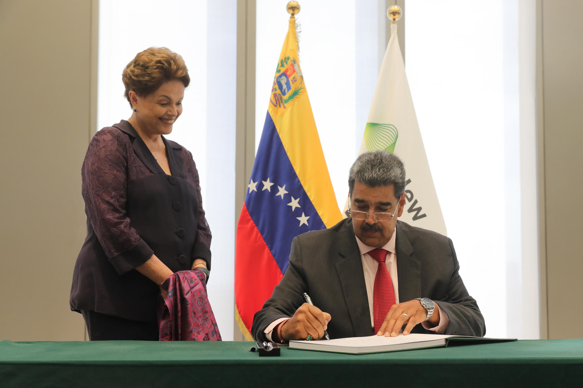 SHANGÁI (CHINA), 10/09/2023.- Fotografía cedida por Prensa Miraflores que muestra al presidente venezolano, Nicolás Maduro, mientras se reúne con la presidenta del Nuevo Banco de Desarrollo (NBD) del grupo BRICS, Dilma Rousseff, hoy, en Shanghái (China). EFE/ Cortesía Prensa Miraflores/SOLO USO EDITORIAL/SOLO DISPONIBLE PARA ILUSTRAR LA NOTICIA QUE ACOMPAÑA (CRÉDITO OBLIGATORIO)
