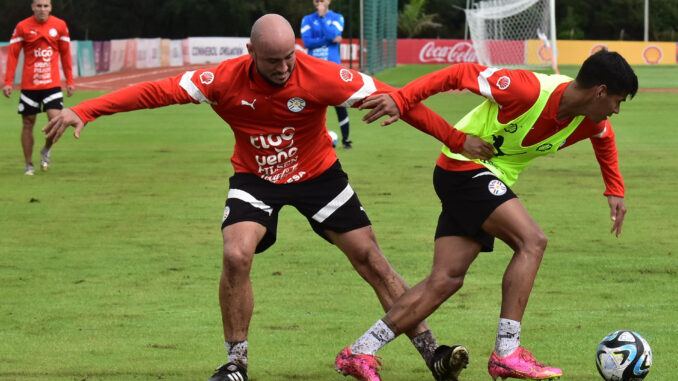 Carlos González (i) y Robert Morales de Paraguay disputan el balón en un entrenamiento el pasado sábado, en el Centro de Alto Rendimiento en Ypané (Paraguay). Paraguay se prepara para enfrentar a Venezuela en la segunda fecha de las Eliminatorias Sudamericanas para la Copa Mundo 2026. EFE/ Daniel Piris
