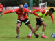 Carlos González (i) y Robert Morales de Paraguay disputan el balón en un entrenamiento el pasado sábado, en el Centro de Alto Rendimiento en Ypané (Paraguay). Paraguay se prepara para enfrentar a Venezuela en la segunda fecha de las Eliminatorias Sudamericanas para la Copa Mundo 2026. EFE/ Daniel Piris