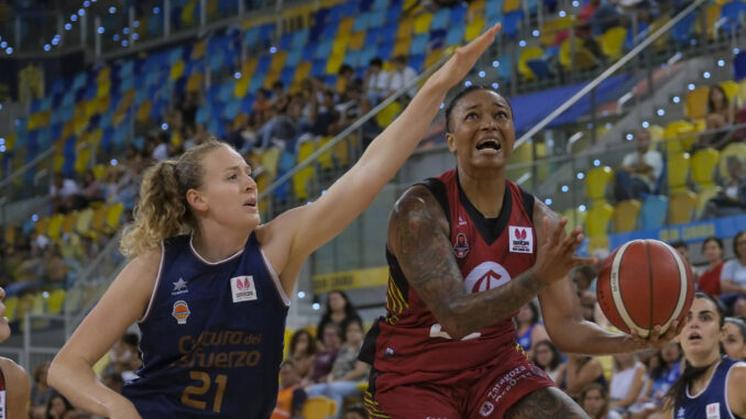 Tanya Michelle (d) y Marie Isablle (i), jugadoras del Casademont Zaragoza y del Valencia Basket durante la primera semifinal de la Supercopa femenina de baloncesto, que ambos equipo han disputado en el Gran Canaria Arena. EFE/Ángel Medina G.
