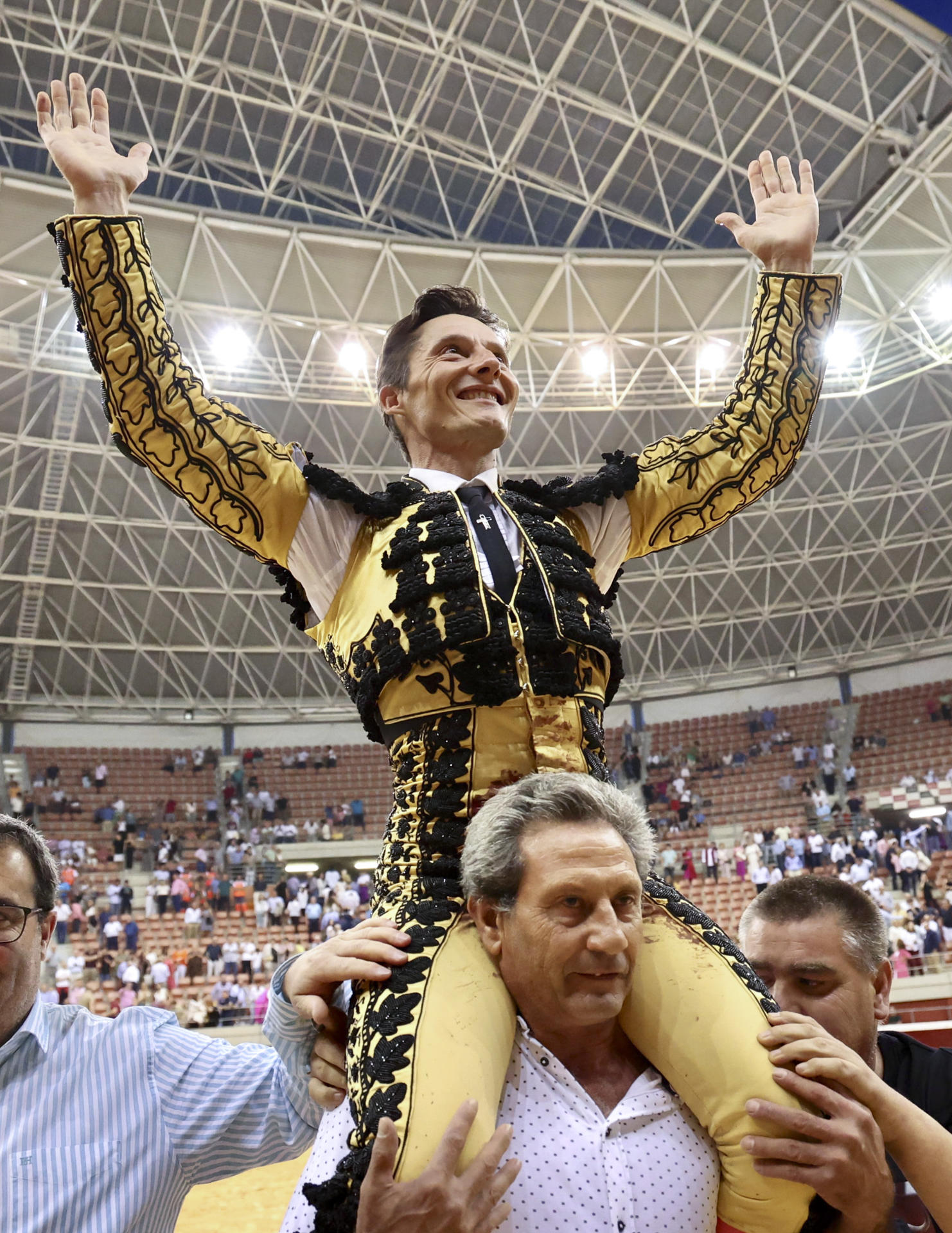 El diestro Diego Urdiales sale a hombros durante la corrida de toros de la Feria de San Mateo que se celebra hoy miércoles en la plaza de La Ribera de Logroño. EFE/ Raquel Manzanares.
