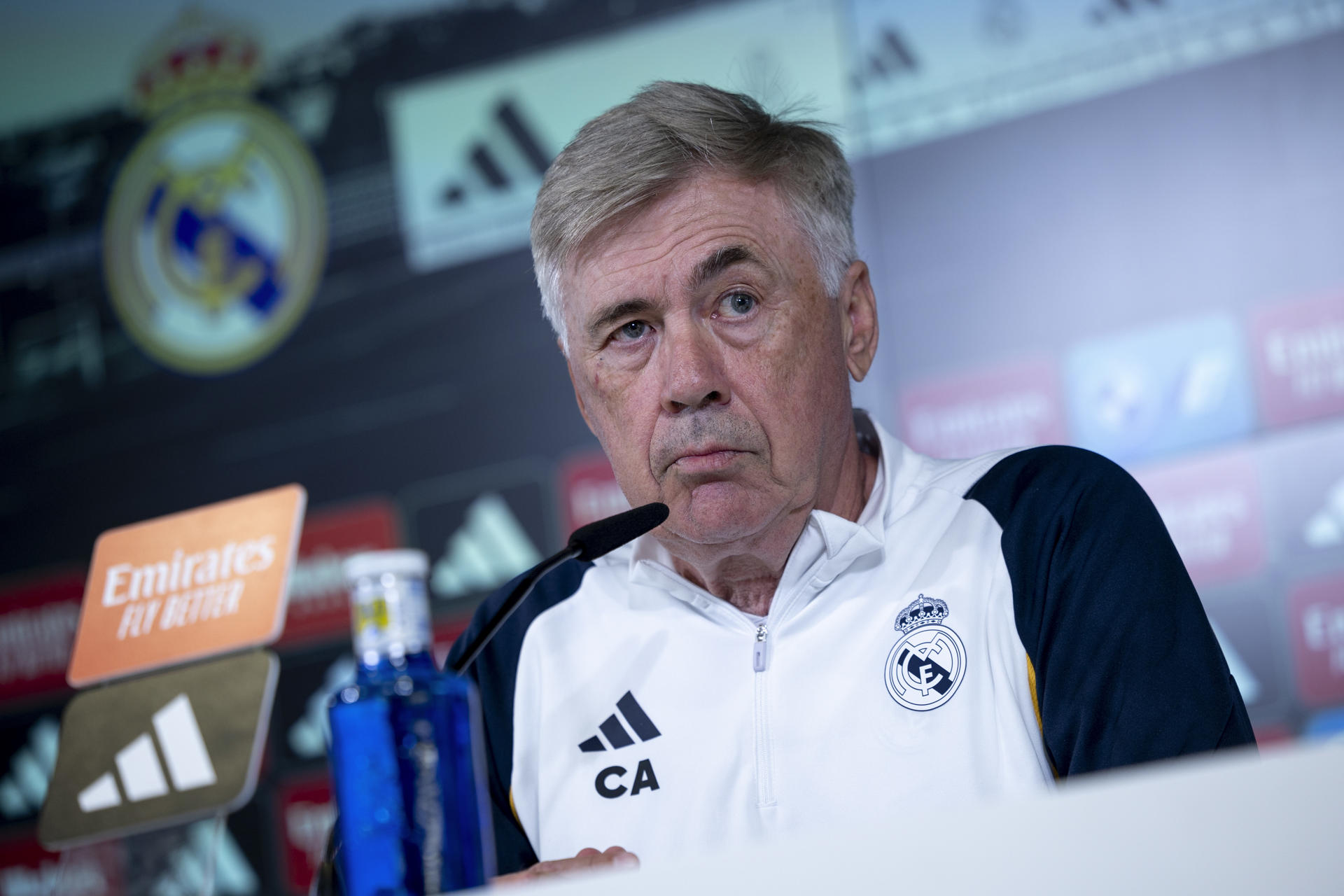 El técnico italiano Carlo Ancelotti ofrece una rueda de prensa tras el entrenamiento que celebró el Real Madrid este sábado en las instalaciones del club en Valdebebas. El Real Madrid se enfrentará al Atlético de Madrid este domingo en su correspondiente partido de la 6ª jornada de LaLiga. EFE/ Daniel González
