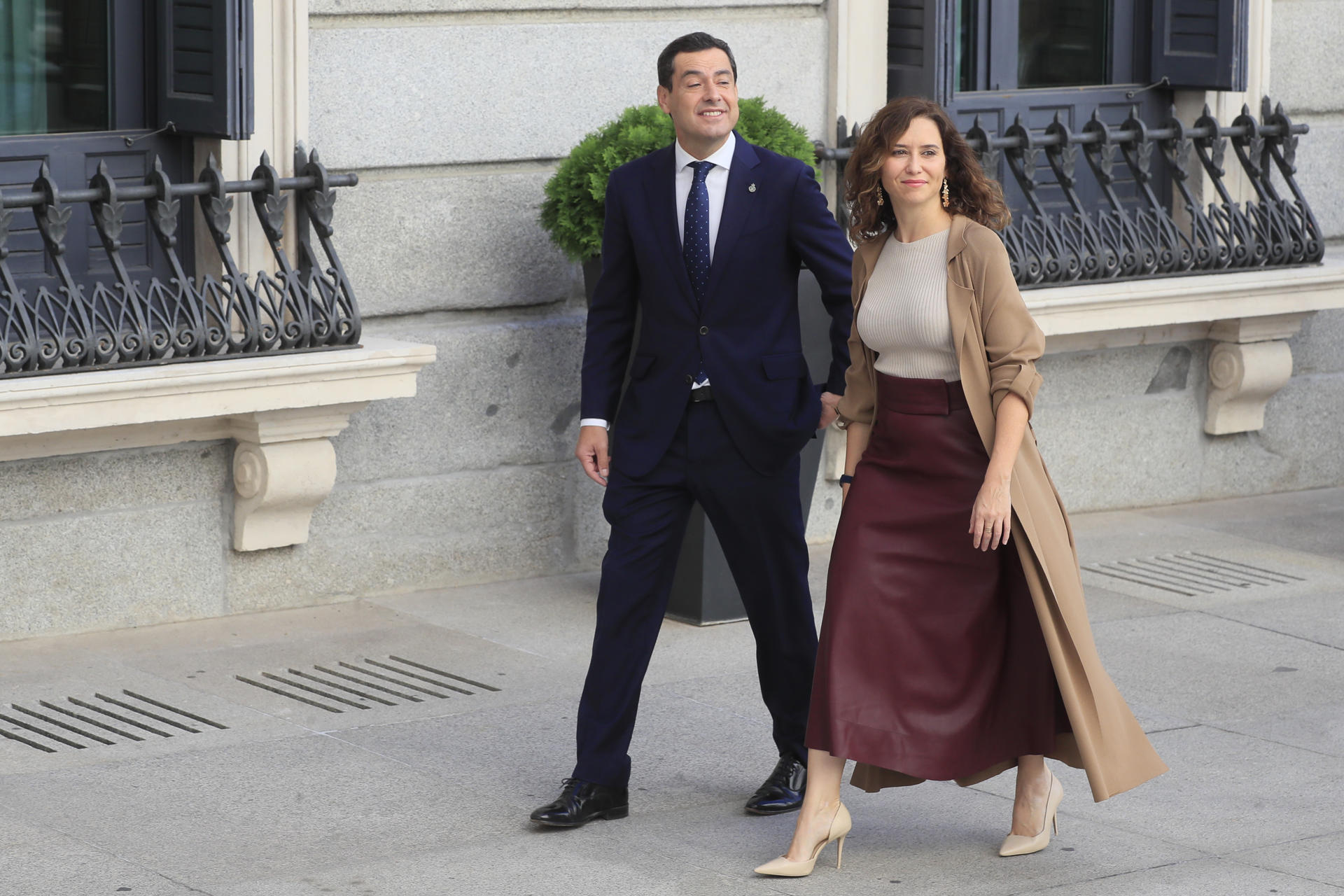 MADRID, 26/09/2023.- El presidente de la Junta de Andalucía, Juanma Moreno (i), y la presidenta de la Comunidad de Madrid, Isabel Díaz Ayuso (d), a su llegada al Congreso de los Diputados este martes, antes del inicio de la primera sesión del debate de investidura del presidente del PP, Alberto Núñez Feijóo, como candidato a la Presidencia del Gobierno.  EFE/ Fernando Alvarado
