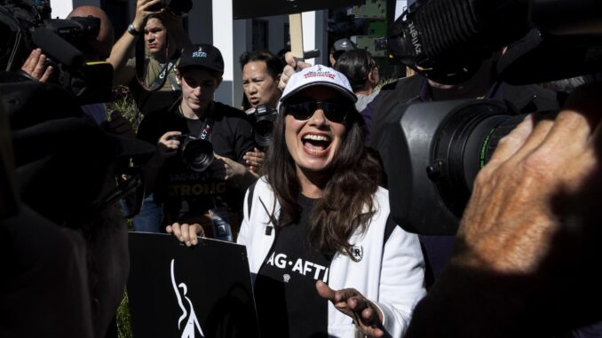 Fotografía de archivo de la presidenta del consejo nacional del Sindicato de Actores de Hollywood (SAG-AFTRA), Fran Drescher (C). EFE/EPA/ETIENNE LAURENT
