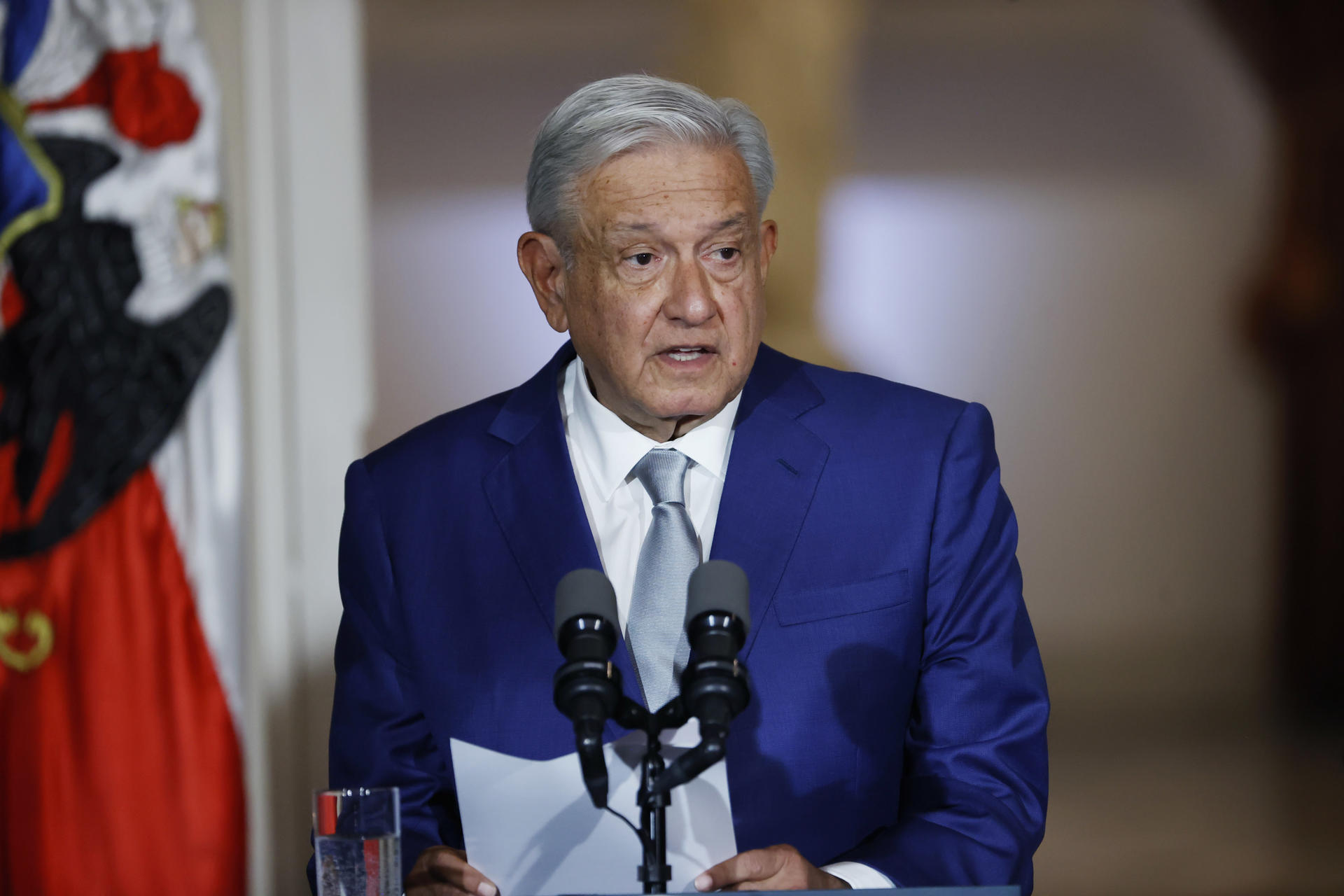 El presidente de México, Andrés Manuel López Obrador, participa hoy en una declaración conjunta en el Palacio de La Moneda, en Santiago (Chile). EFE/ Elvis González
