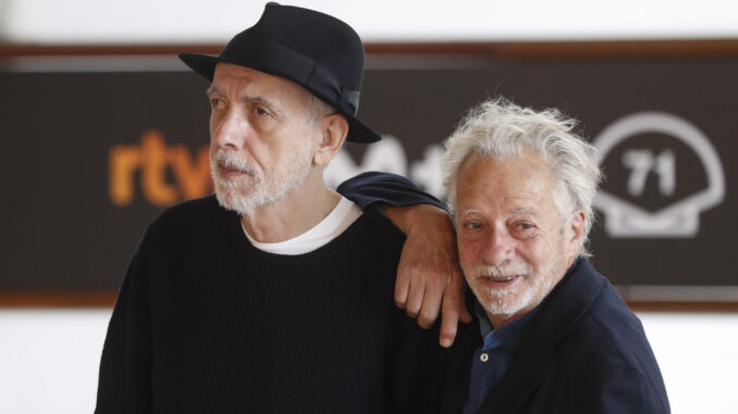 Los directores Javier Mariscal (d), y Fernando Trueba (2d), posan tras presentar su película "Dispararon al pianista", este sábado en el 71 Festival Internacional de Cine de San Sebastián. EFE/Juan Herrero.
