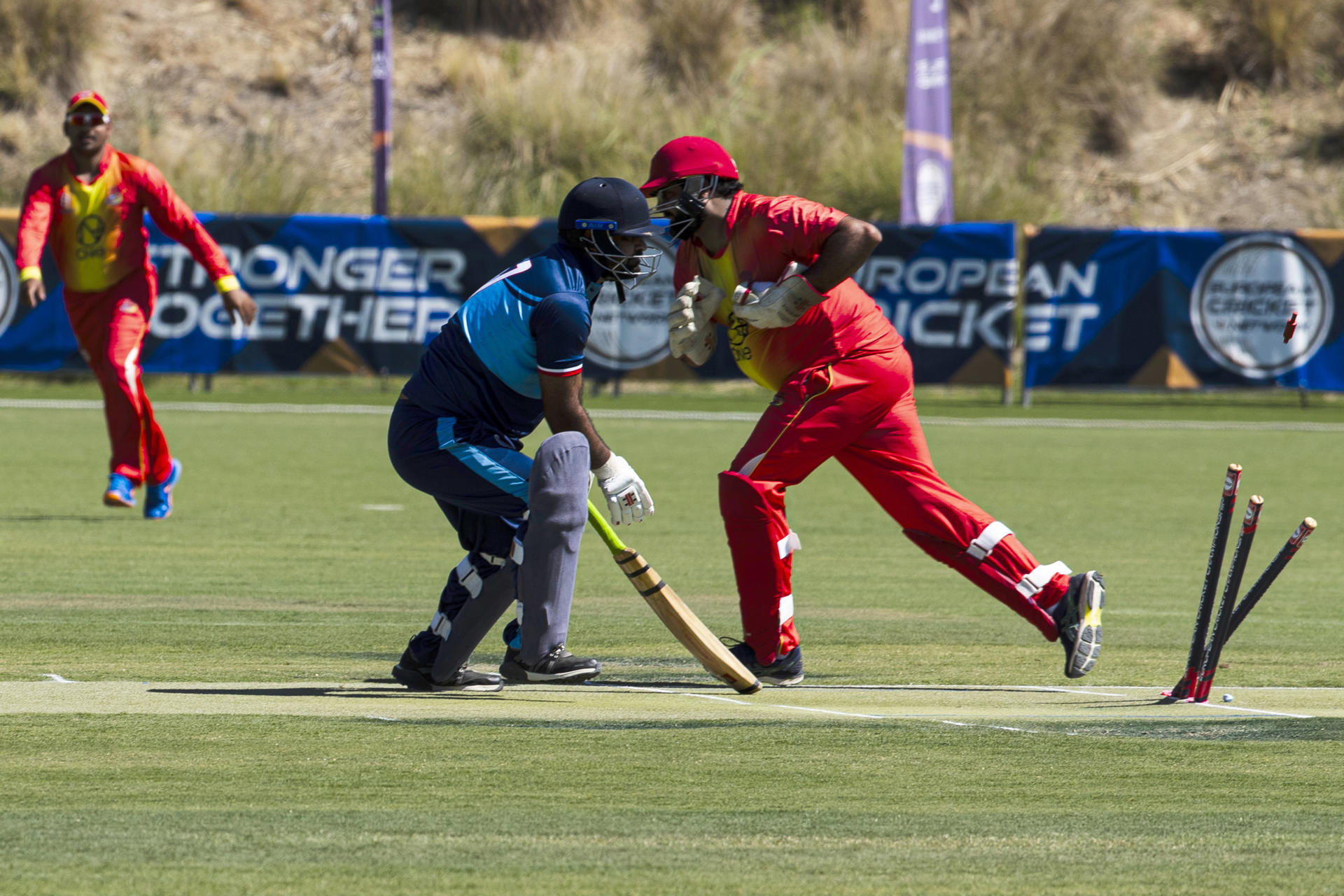 Partido entre España (d) y Francia en el Óvalo de Cricket de la localidad malagueña de Cártama este pasado miércoles 27 de septiembre. Cártama una nueva edición del Campeonato de Europa de CricketEFE/Jorge Zapata
