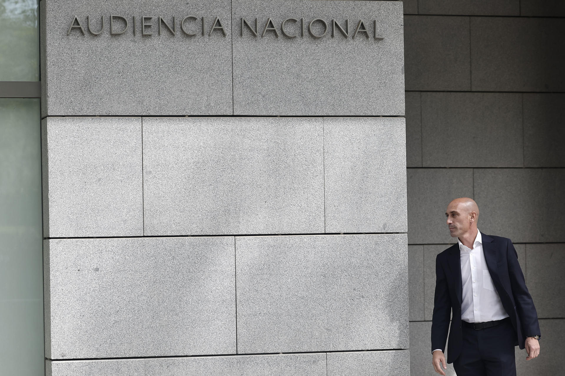 El expresidente de la Real Federación Española de Fútbol (RFEF) Luis Rubiales, tras declarar este viernes. EFE/ Sergio Pérez
