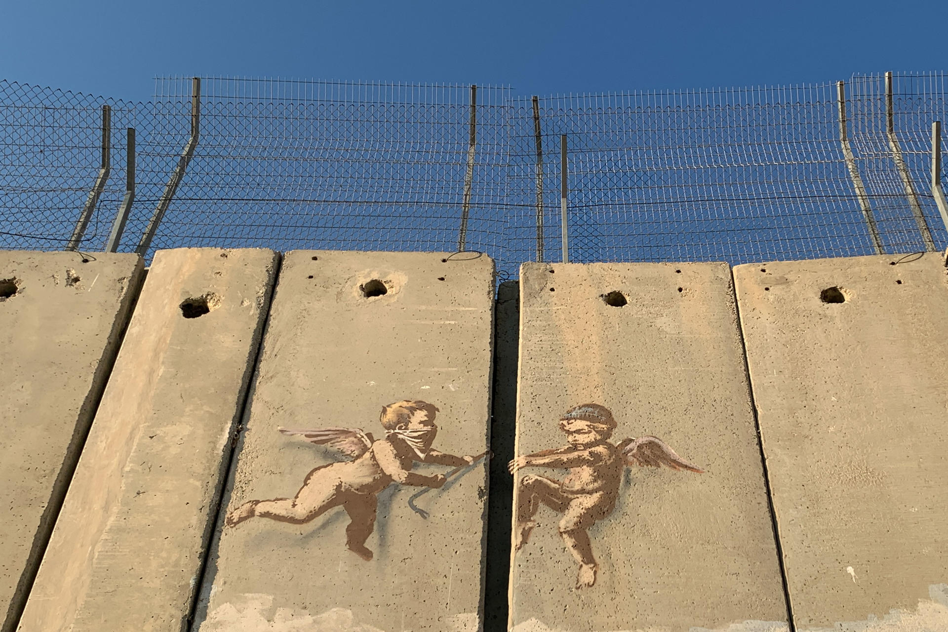 La obra del artista británico Banksy "The Alternativity" plasmada sobre el muro que divide Israel de Cisjordania en Belén, este viernes. EFE/ Yemeli Ortega
