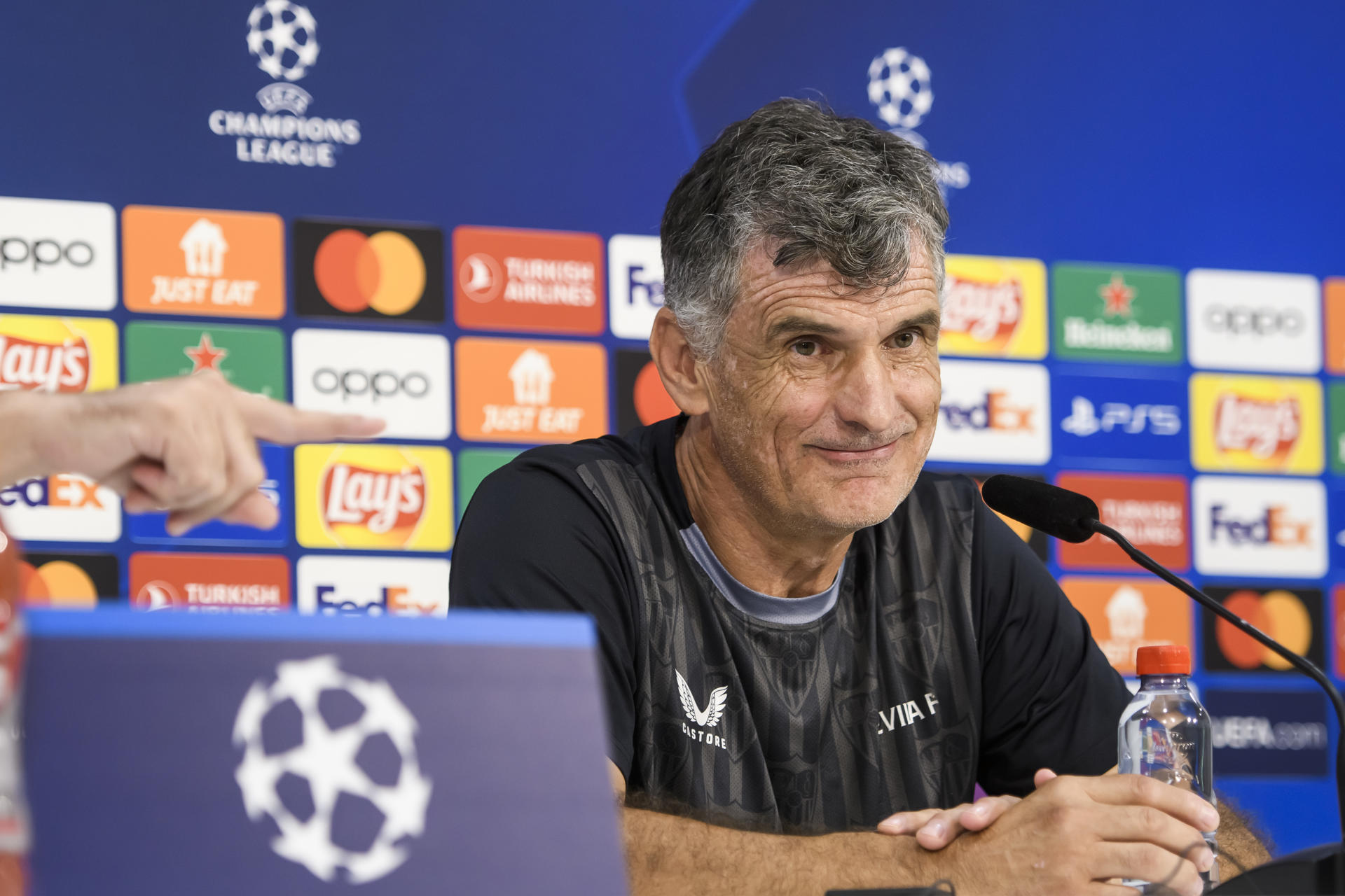 El entrenador del Sevilla FC, José Luis Mendilibar, durante la rueda de prensa oficial en la ciudad deportiva del club sevillano previa al encuentro de la primera jornada del grupo B de la Liga de Campeones que juega ante el Lens. EFE/ Raúl Caro
