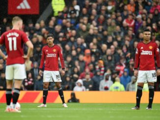 Los jugadores del Manchester United Raphael Varane (C) y Casemiro (d) se lamentan tras la derrota de su equipo ante el Crystal Palace, en Manchester, Reino Unido. EFE/EPA/PETER POWELL