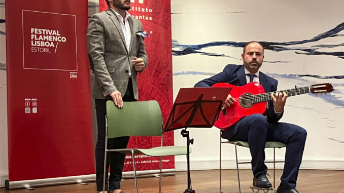 El cantaor flamenco Manuel Pajares (i) actúa junto al guitarrista Joaquín Muniño (d) durante un homenaje a Enrique Morente y a Federico García Lorca este jueves en la sede del Instituto Cervantes en Lisboa. El festival flamenco de la capital lusa dedicó una sesión a los dos artistas en el marco de su programación, que en los próximos meses tendrá como protagonistas a artistas como Martirio, Javier Conde y la compañía de Mercedes Ruiz. EFE/Susana Samhan
