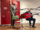 El cantaor flamenco Manuel Pajares (i) actúa junto al guitarrista Joaquín Muniño (d) durante un homenaje a Enrique Morente y a Federico García Lorca este jueves en la sede del Instituto Cervantes en Lisboa. El festival flamenco de la capital lusa dedicó una sesión a los dos artistas en el marco de su programación, que en los próximos meses tendrá como protagonistas a artistas como Martirio, Javier Conde y la compañía de Mercedes Ruiz. EFE/Susana Samhan