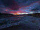 Vista del amanecer hoy en la playa de Ondarreta de San Sebastián. EFE/Javier Etxezarreta