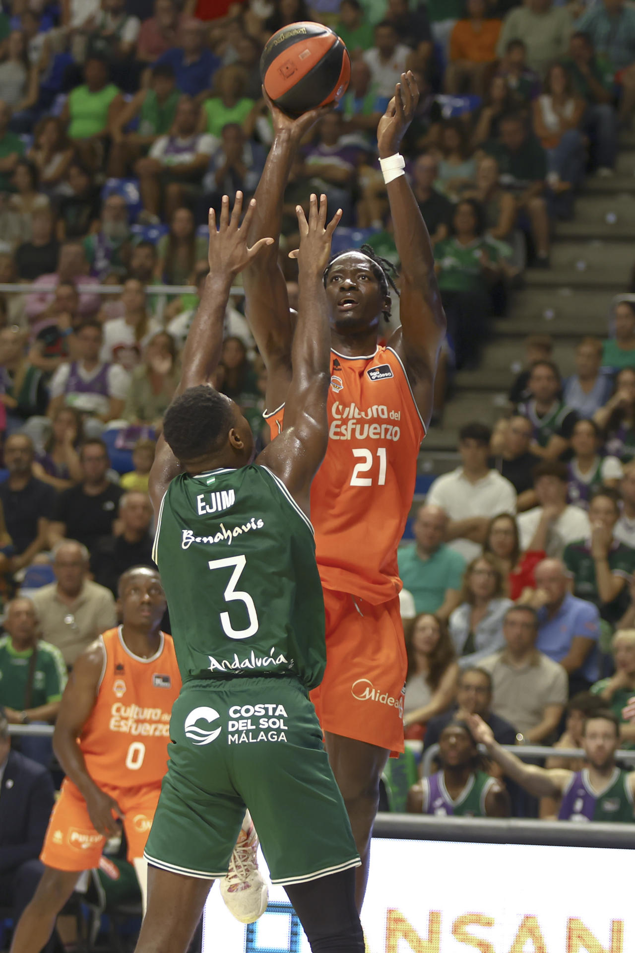 El pívot senegalés del Valencia Basket Boubacar Touré (d) lanza a canasta ante el ala pívot canadiense del Unicaja Melvin Ejim durante la tercera jornada de la liga ACB que enfrentó al Unicaja Málaga y al Valencia Basket en el Palacio de los Deportes José María Martín Carpena de Málaga. EFE/Álvaro Cabrera
