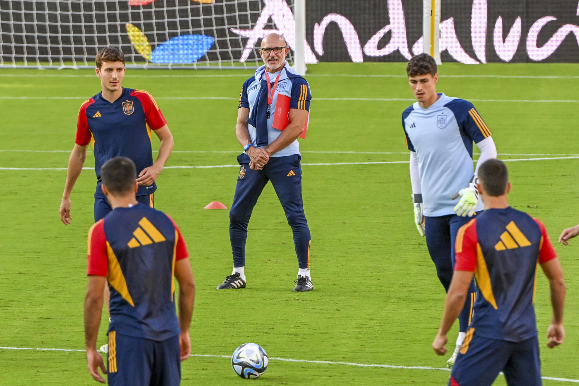 GRANADA, 11/09/2023.- El seleccionador nacional de fútbol Luis de la Fuente (c) junto a sus jugadores durante el entrenamiento que el combinado nacional realiza en la víspera del partido de clasificación para la Eurocopa 2024 ante Chipre, este lunes en el estadio Nuevo Los Cármenes, en Granada. EFE/ Miguel Ángel Molina
