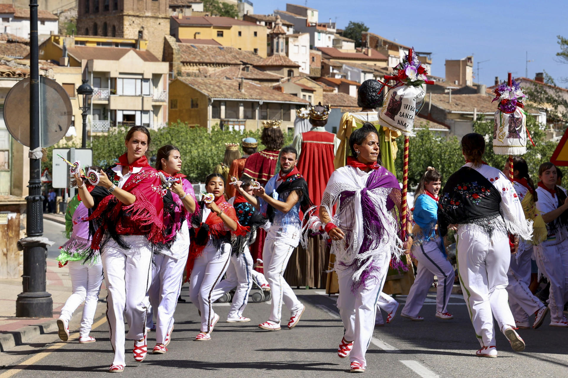 Un grupo de 17 mujeres de Cervera del Río Alhama (La Rioja) ha danzado este viernes ante uno de los santos patrones del municipio, San Gil, en su día grande, frente al veto de la Cofradía de San Gil y Santa Ana, que mantiene un rito ancestral y prohíbe a la mujer participar en esta danza tradicional. EFE/ Raquel Manzanares
