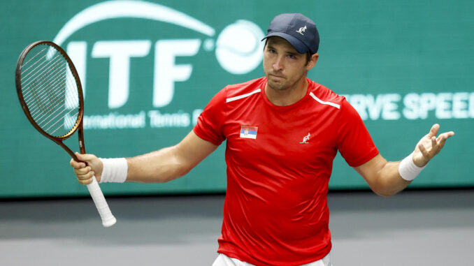 El tenista serbio Dusan Lajovic, saluda tras ganar al Coreano Seongchan Hong, durante el partido del Grupo C de la Copa Davis que les ha enfrentado en el pabellón de la Fuente de San Luis (Valencia). EFE/ Kai Forsterling
