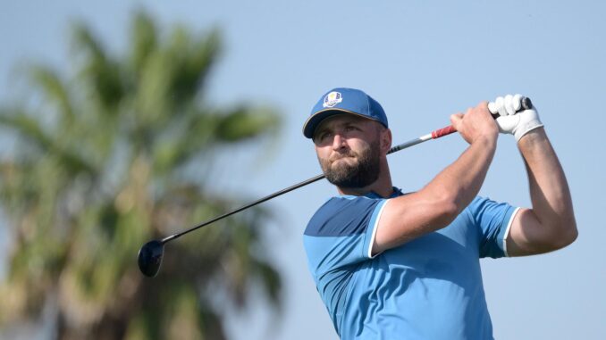 El jugador de la selección Europea Jon Rahm, en acción durante la ronda de entrenamiento previa a la Ryder Cup en el Marco Simone Golf Club en Guidonia, cerca de Roma. EFE/ETTORE FERRARI
