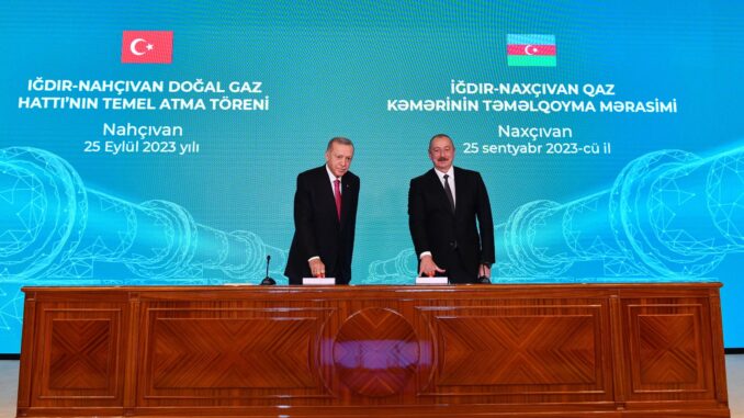 Los presidentes de Turquía, Recep Tayyip Erdogan (i), y Azerbaiyán, Ilham Alíev, pusieron hoy la primera piedra del gasoducto que enlazará la autonomía azerbaiyana de Najicheván con la provincia turca de Igdir. EFE/EPA/Roman Ismayilov
