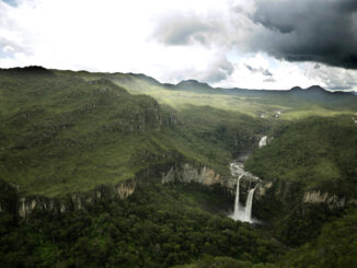 Fotografía de archivo de los Saltos del Río Negro (Salto del Garimpai), en Sao Jorge (Brasil). EFE/Joédson Alves