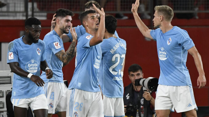 El defensa del Celta Unai Núñez (2i) celebra su gol, primero del equipo gallego, durante el partido de la cuarta jornada de LaLiga que UD Almería y Celta de Vigo disputan hoy viernes en el Power Horse Stadium de Almería. EFE/ Carlos Barba
