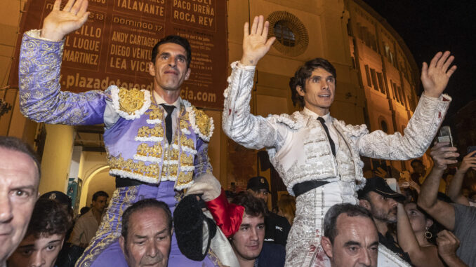 Los toreros Sebastian Castella (d) y Alejandro Talavante (i) salen a hombros tras el segundo festejo de la Feria de Murcia celebrado hoy lunes en la plaza de La Condomina. EFE/Marcial Guillén
