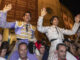 Los toreros Sebastian Castella (d) y Alejandro Talavante (i) salen a hombros tras el segundo festejo de la Feria de Murcia celebrado hoy lunes en la plaza de La Condomina. EFE/Marcial Guillén