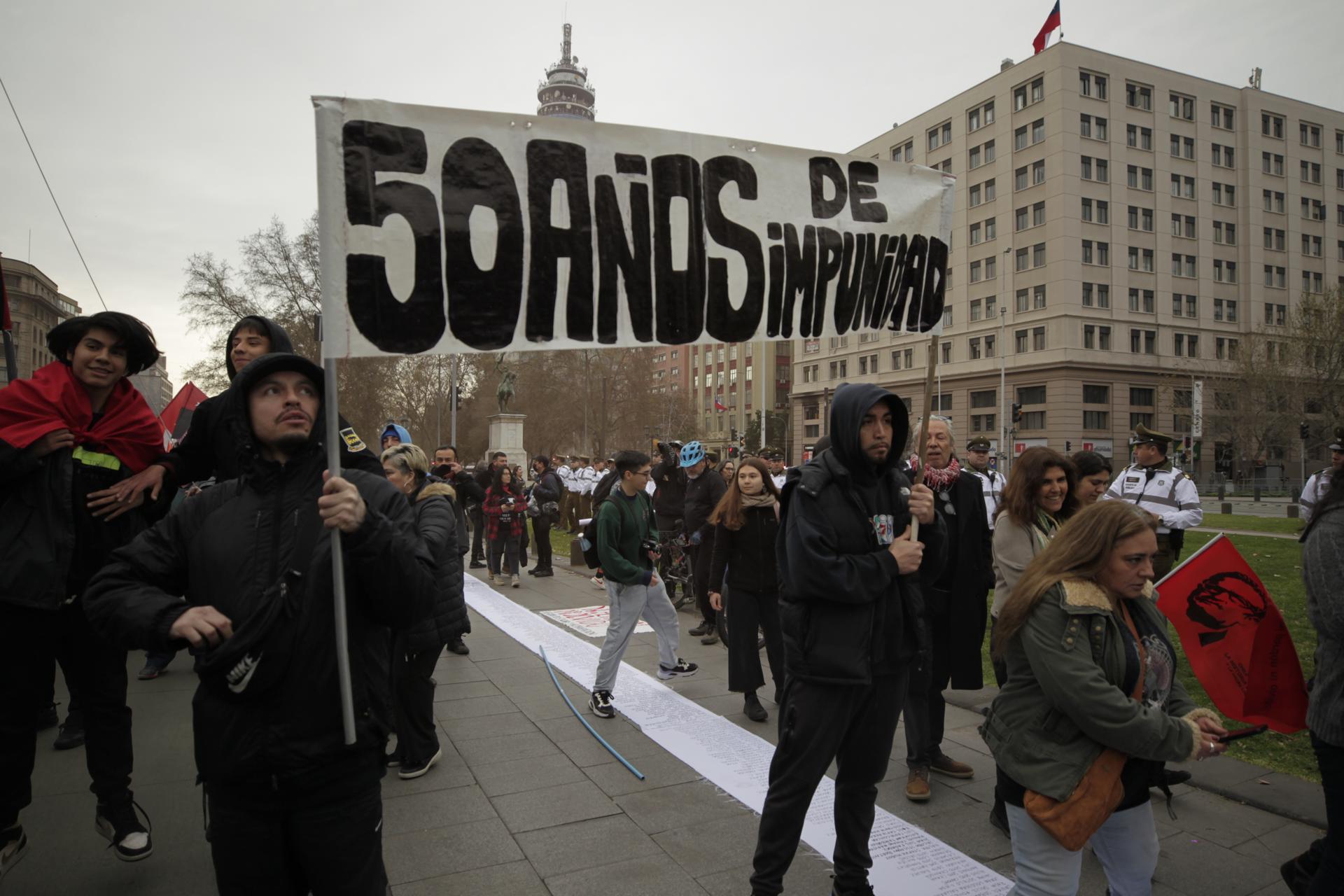 Ciudadanos participan en una manifestación por los 50 años del golpe de estado contra el gobierno democrático de Salvador Allende, este 10 de septiembre de 2023, en inmediaciones del Palacio de la Moneda, en Santiago (Chile). EFE/ Javier Martín Rodríguez
