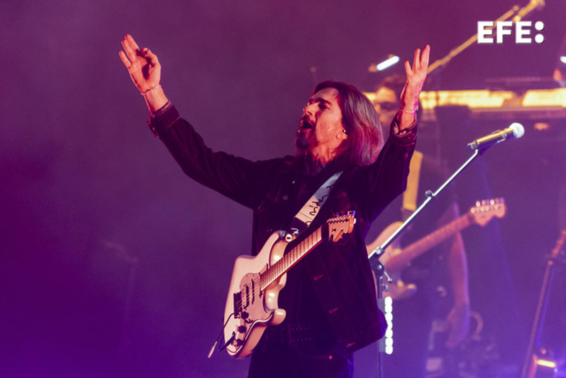 El cantante colombiano Juanes durante el concierto que ofrece en el festival Starlite, hoy viernes en la localidad malagueña de Marbella. EFE/Daniel Pérez
