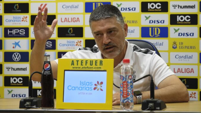 El entrenador de la Unión Deportiva Las Palmas, Xavier García Pimienta, analizó en rueda de prensa el partido que su equipo disputa contra el Real Madrid en el estadio Santiago Bernabéu, correspondiente a la séptima jornada de LaLiga EA Sports. EFE/Ángel Medina G.
