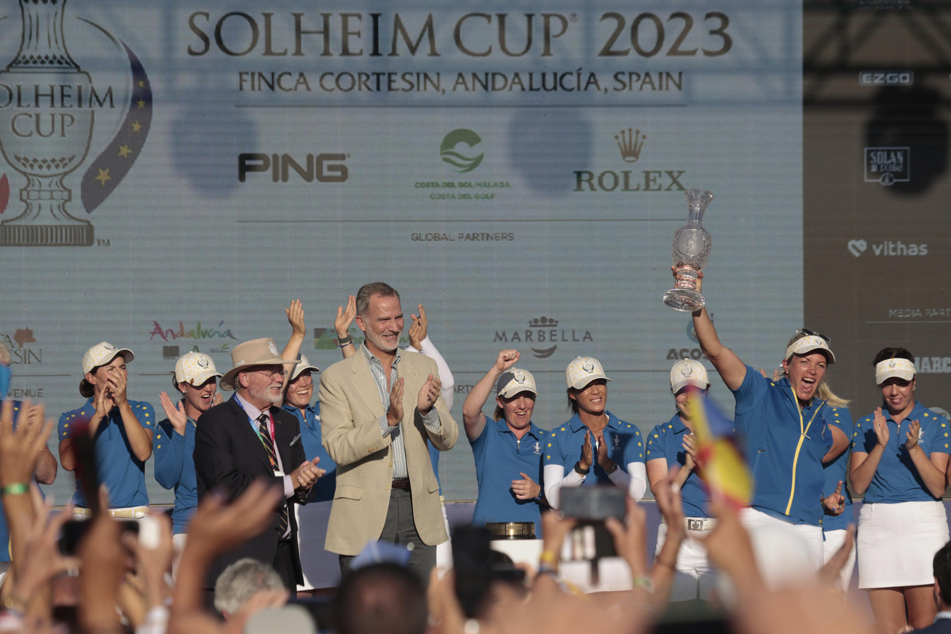 El Rey Felipe VI aplaude tras entregar el trofeo de ganadoras del SOLHEIM CUP de golf al equipo europeo, en el campo de golf de la Finca Cortesin en Casares (Málaga). EFE/A.Carrasco Ragel
