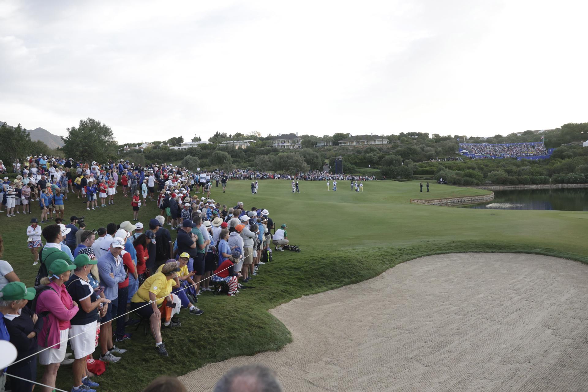 Numeroso público en el campo de golf de la Finca Cortesin en Casares (Málaga). EFE/A.Carrasco Ragel
