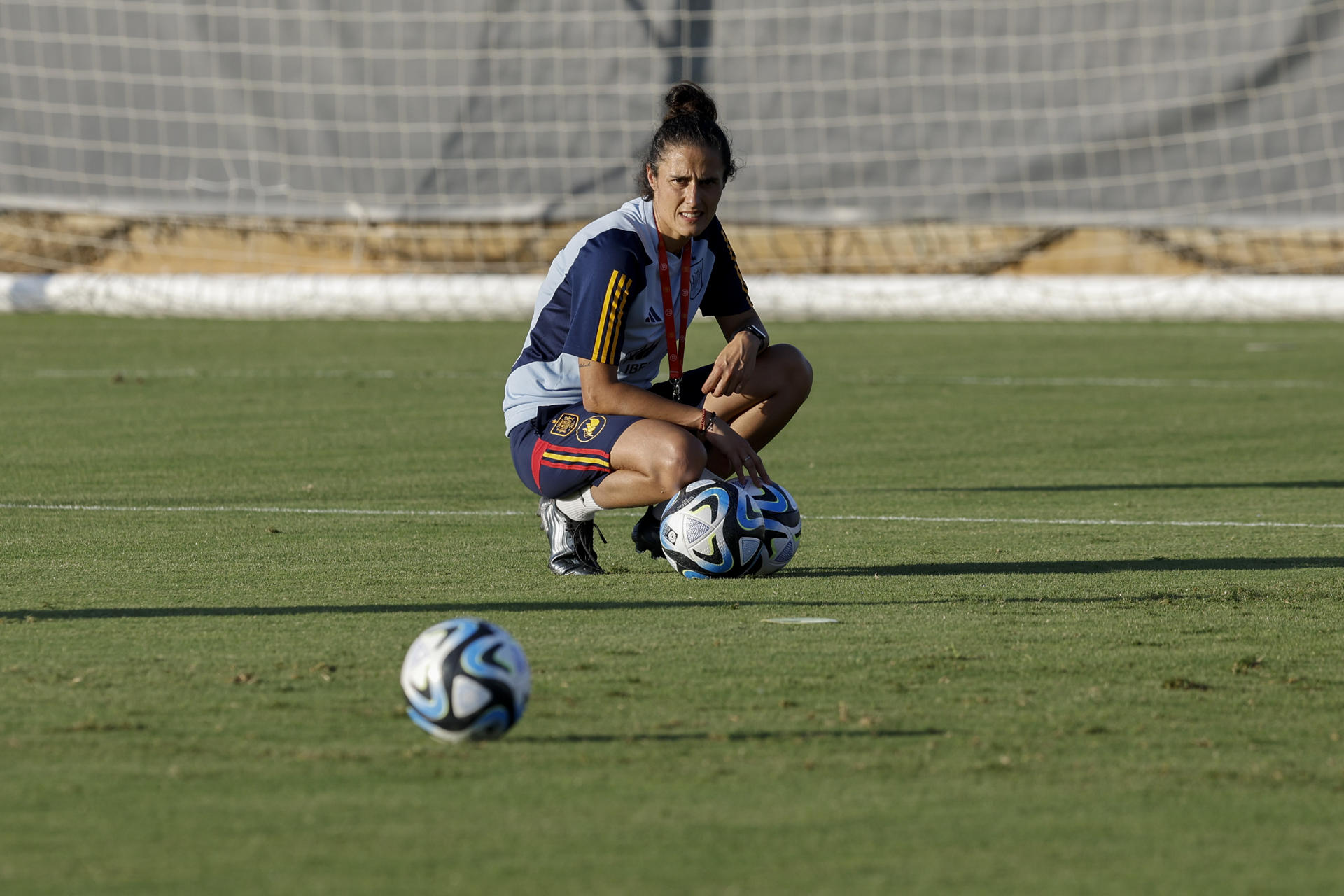 La nueva seleccionadora del conjunto femenino de fútbol, Montse Tomé, durante el entrenamiento que realizan este miércoles en Oliva para prepararse para el debut en la Liga de Naciones el viernes en Gotemburgo contra Suecia. EFE/Biel Aliño
