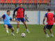 Saúl, en el centro, y Javi Galán, en un ejercicio del entrenamiento de este sábado. EFE/ Zipi Aragon