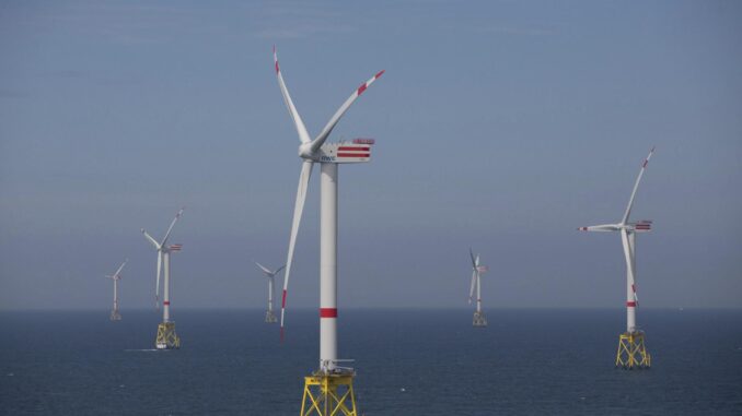 En la imagen de archivo, aerogeneradores de la Granja Eólica de la compañía alemana de suministro energético RWE giran en el Mar del Norte, Alemania. EFE/CHRISTIAN CHARISIUS
